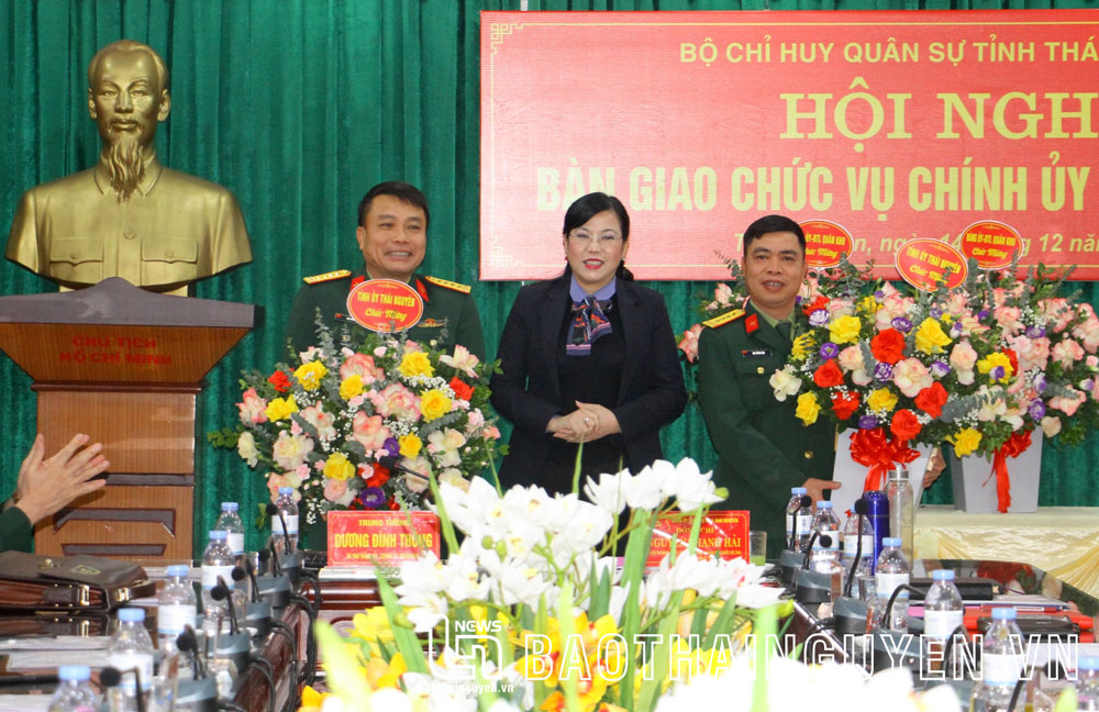 Đồng chí Bí thư Tỉnh ủy Thái Nguyên Nguyễn Thanh Hải chúc mừng hai đồng chí nhận nhiệm vụ mới.