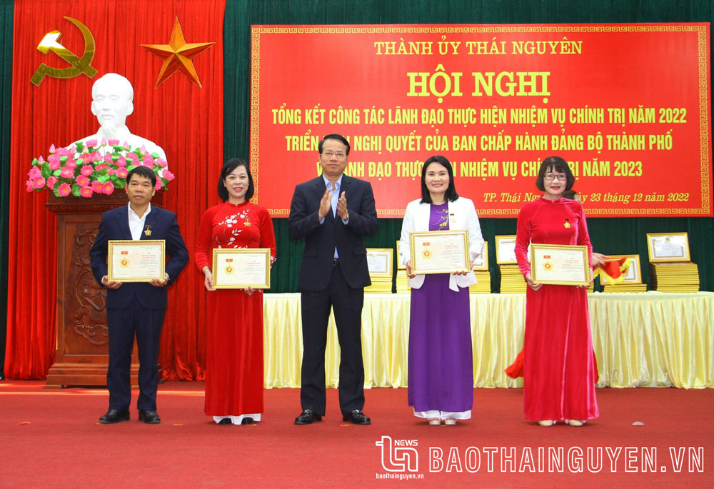 Đồng chí Dương Văn Lượng, Bí thư Thành uỷ Thái Nguyên, trao Kỷ niệm chương Vì sự nghiệp Dân vận cho các cá nhân.