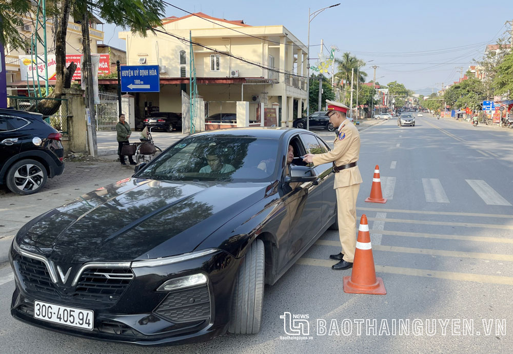 Lực lượng Cảnh sát giao thông- trật tự (Công an huyện Định Hóa) ra quân đảm bảo an toàn giao thông.