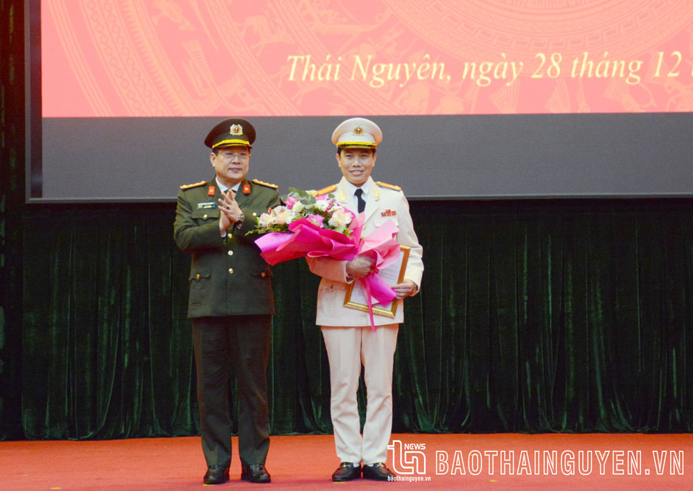 Đại tá Bùi Đức Hải, Giám đốc Công an tỉnh, trao Quyết định và chúc mừng Đại tá Nguyễn Ngọc Thắng.
