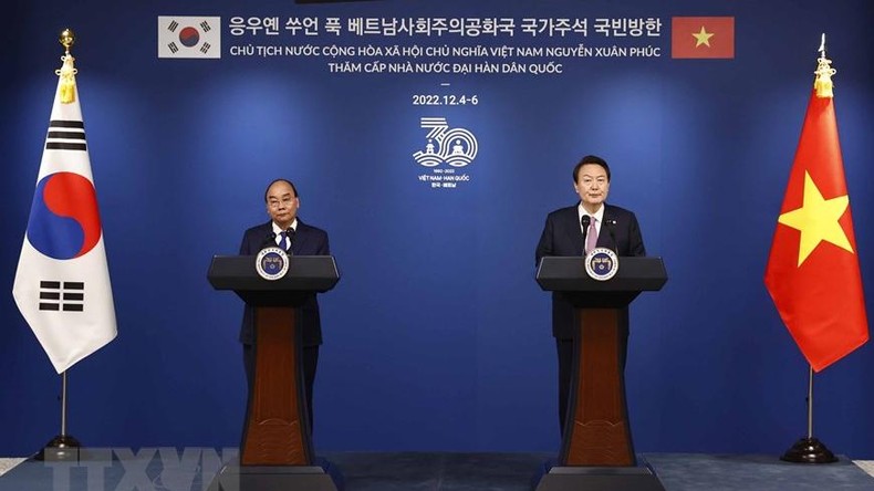 Chủ tịch nước Nguyễn Xuân Phúc và Tổng thống Hàn Quốc Yoon Suk Yeol chủ trì buổi họp báo để thông báo kết quả hội đàm với các cơ quan thông tấn, báo chí. (Ảnh: TTXVN)