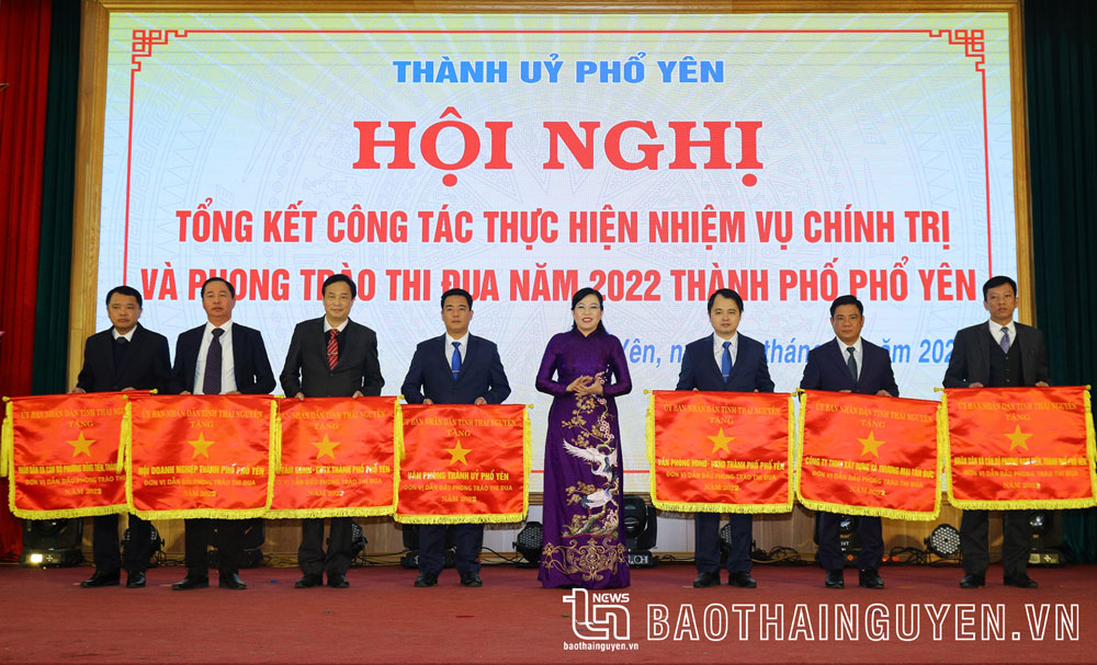 Đồng chí Bí thư Tỉnh ủy Nguyễn Thanh Hải trao Cờ thi đua của UBND tỉnh tặng các tập thể, cá nhân.