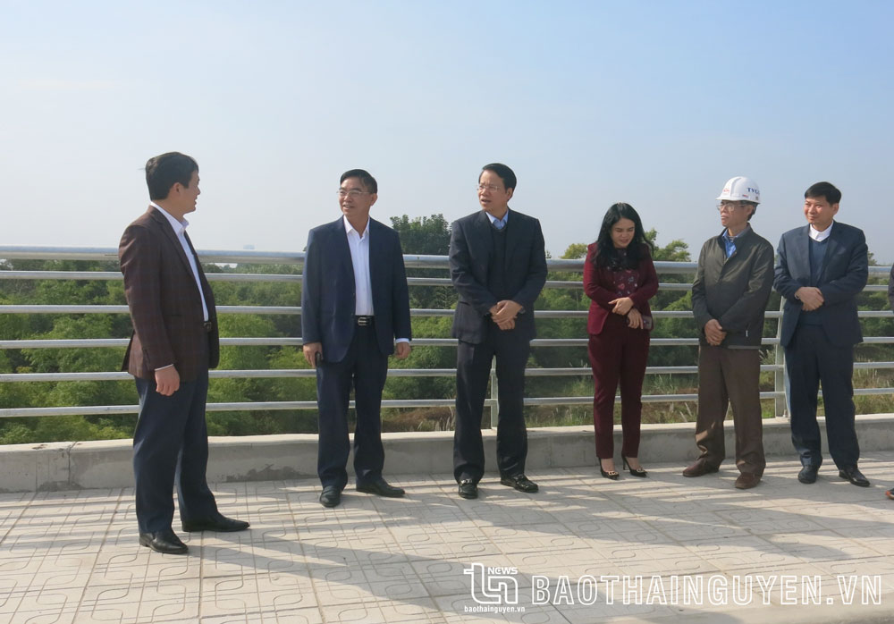 Đồng chí Phạm Hoàng Sơn cùng các đại biểu HĐND tỉnh thực tế tại công trình đường Huống Thượng - Chùa Hang.