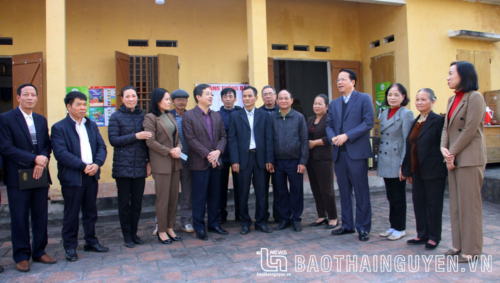 Đồng chí Phó Bí thư Thường trực Tỉnh ủy và các đại biểu trò chuyện với đảng viên Chi bộ Nam Thái.
