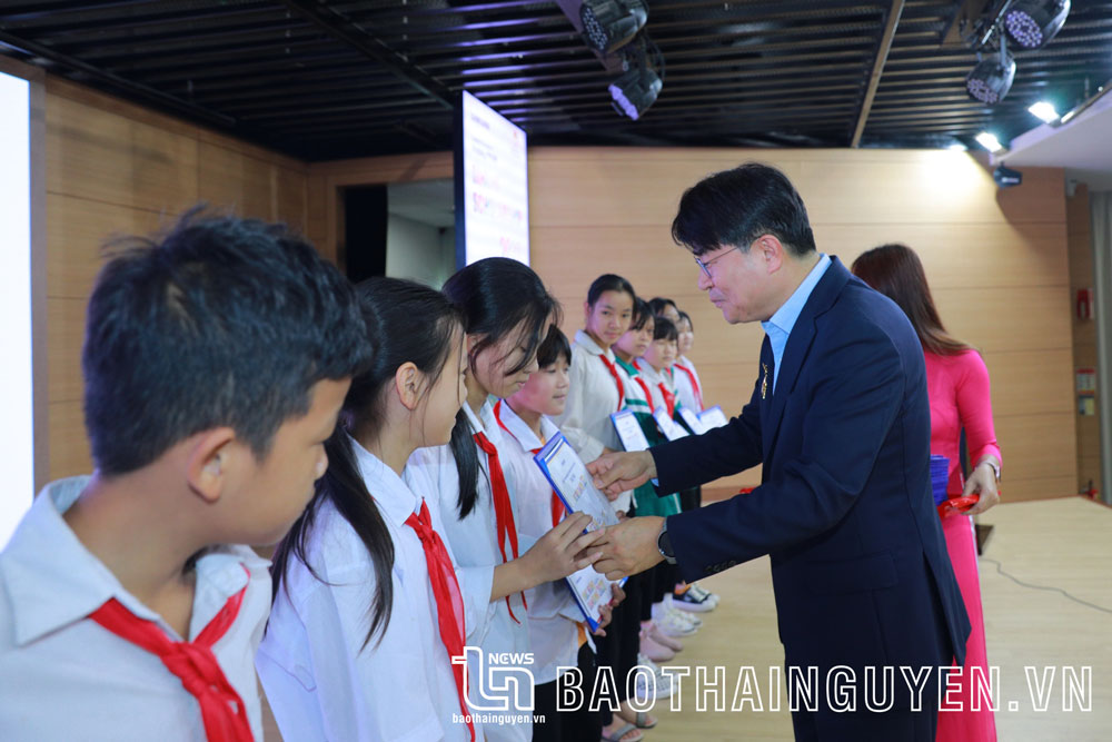 Đại diện Samsung Thái Nguyên (SEVT) trao học bổng Chắp cánh ước mơ Samsung năm 2022 cho học sinh nghèo vượt khó.