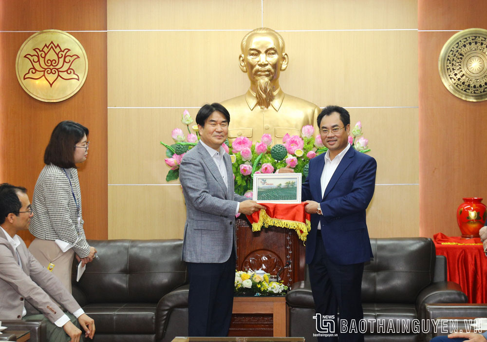 Đồng chí Chủ tịch UBND tỉnh Trịnh Việt Hùng tặng quà lưu niệm cho ông Lee Byeong Kuk.