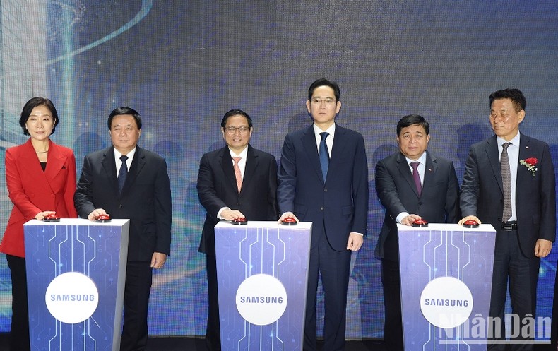 Thủ tướng Phạm Minh Chính và Chủ tịch Samsung Electronics Lee Jae-yong cùng các đại biểu thực hiện nghi thức khánh thành Trung tâm Nghiên cứu và Phát triển của Samsung.