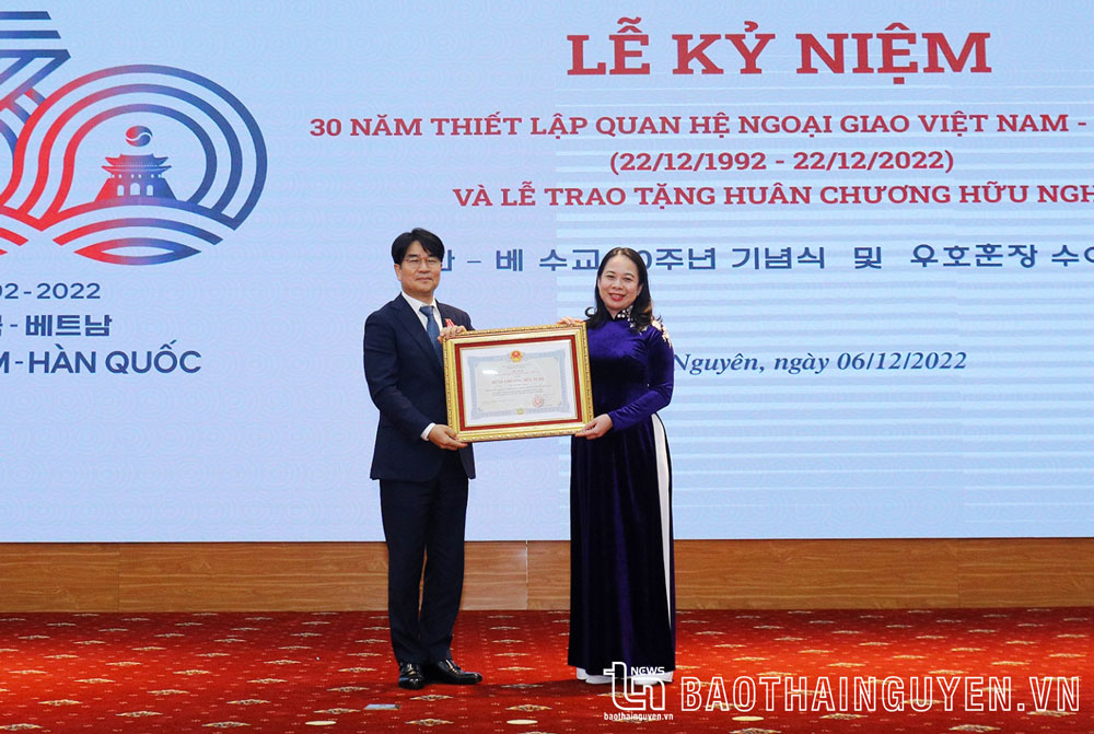 Vice President Vo Thi Anh Xuan awards the Friendship Medal to Mr. Lee Byeong Kuk.