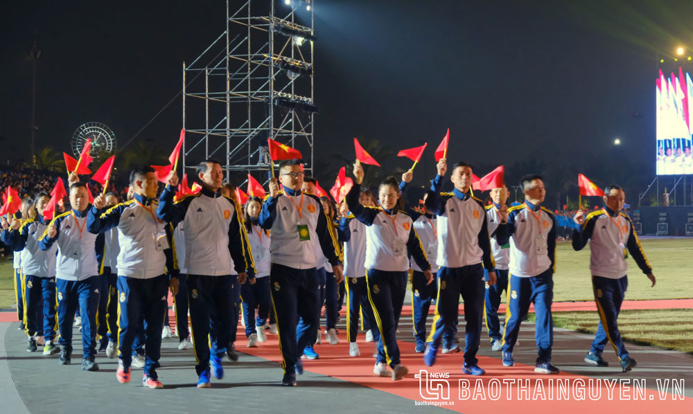 Màn diễu hành của Đoàn thể thao tỉnh Thái Nguyên tại Lễ khai mạc Đại hội.