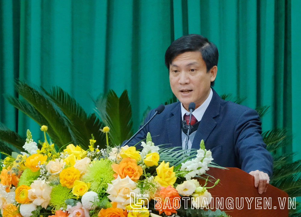 Giám đốc Ngân hàng Chính sách xã hội tỉnh Nguyễn Quang Thịnh trả lời chất vấn.