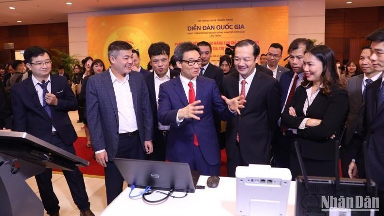 Phó Thủ tướng Vũ Đức Đam cùng các đại biểu tham quan khu trưng bày các sản phẩm công nghệ Make in Viet Nam.