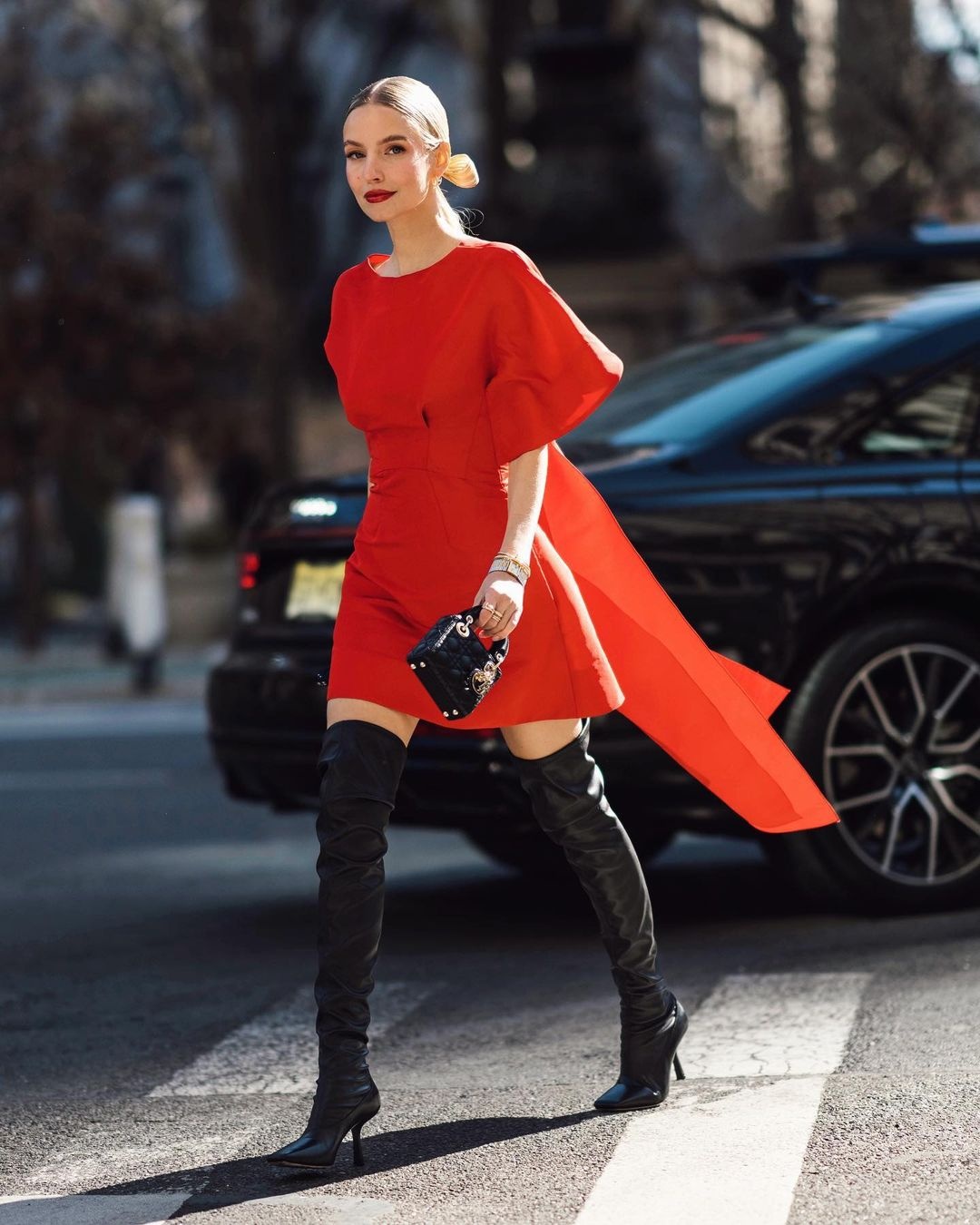 Bản “song tấu” này được coi là hiện thân của niềm đam mê, sự khao khát mãnh liệt. Vì vậy nếu muốn nổi bật hết cỡ và là tâm điểm của mọi sự chú ý hãy lựa chọn váy đầm màu đỏ để ghép đôi cùng boots da màu đen.