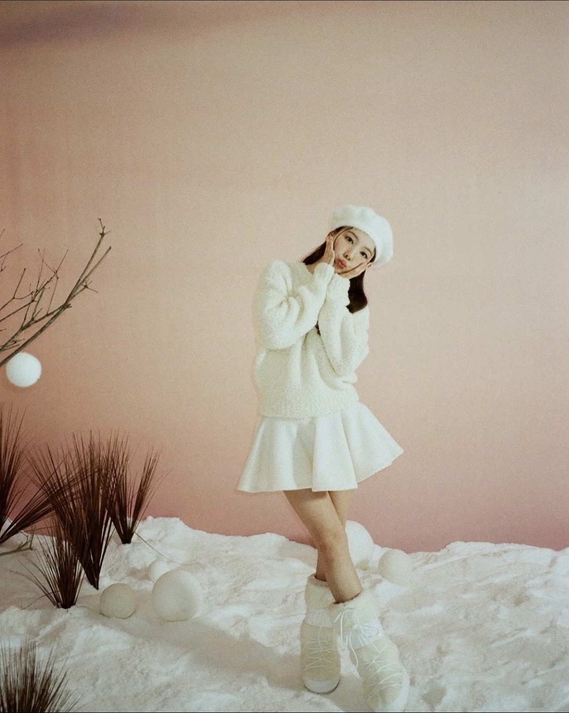 Tiên nữ nhà JYP - Nayeon điệu đà, trong trẻo trong outfit trắng gồm áo len, váy xòe, chiếc mũ nồi tiểu thư và ugg boots cách điệu.