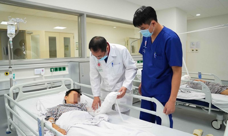 Bác sĩ Nguyễn Quang Vịnh, Bệnh viện trung ương Quân đội 108 thăm khám cho bệnh nhân sau phẫu thuật.