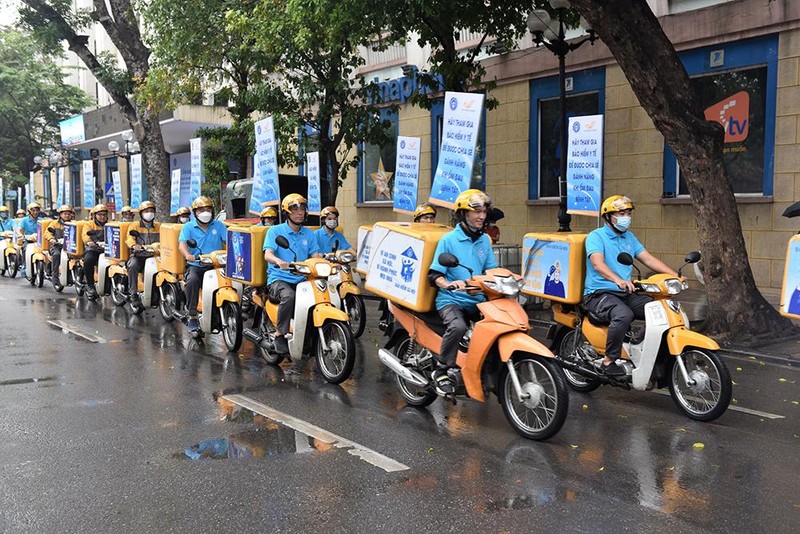 Bảo hiểm xã hội thành phố Hà Nội phối hợp Bưu điện thành phố Hà Nội ra quân tuyên truyền chính sách bảo hiểm xã hội, bảo hiểm y tế.