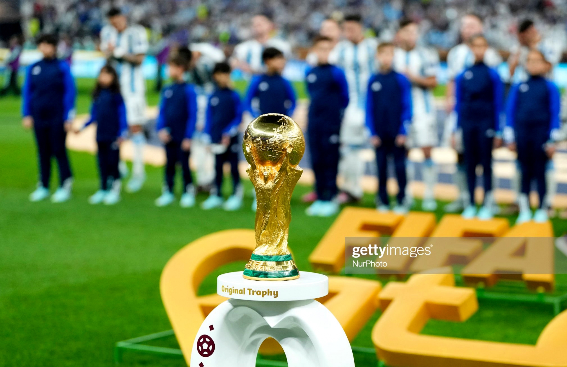 Đêm 18-12 (theo giờ Việt Nam), Argentina và Pháp bước vào trận tranh ngôi vô địch World Cup 2022 trên sân vận động Lusail. Sau khởi đầu không thuận lợi, Messi cùng các đồng đội đã chơi thăng hoa để đến rất gần chiếc cúp vàng danh giá. Trong khi đó, Pháp cũng buộc phải thắng canh bạc nếu muốn có lần thứ hai liên tiếp ngự trị đỉnh cao bóng đá thế giới.