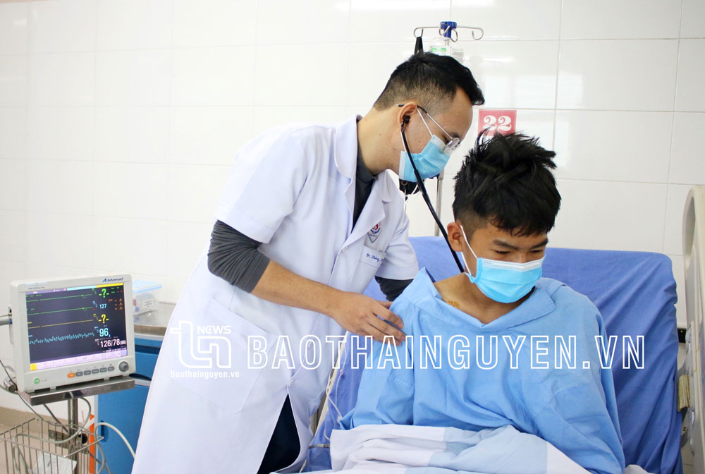 Bác sĩ Bệnh viện Trung ương Thái Nguyên thăm khám cho bệnh nhân sau phẫu thuật.