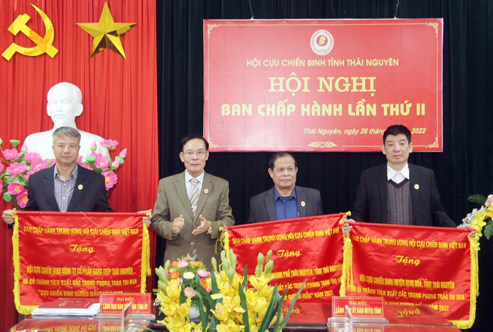 Hội CCB tỉnh trao Cờ thi đua của Trung ương Hội CCB Việt Nam cho 3 tập thể.