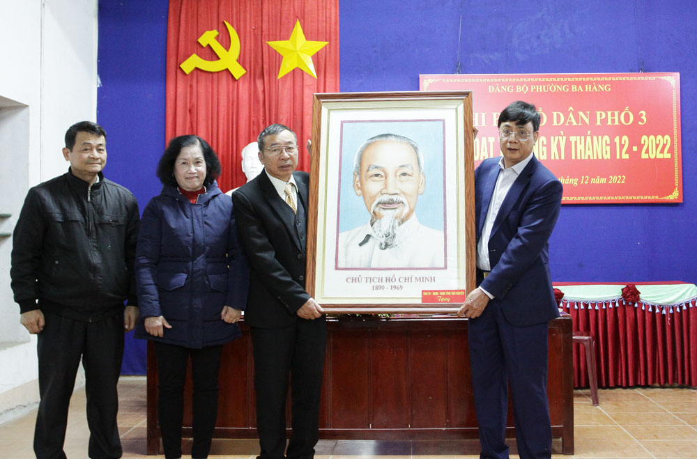 Đồng chí Đặng Xuân Trường tặng quà cho Chi bộ tổ dân phố 3.