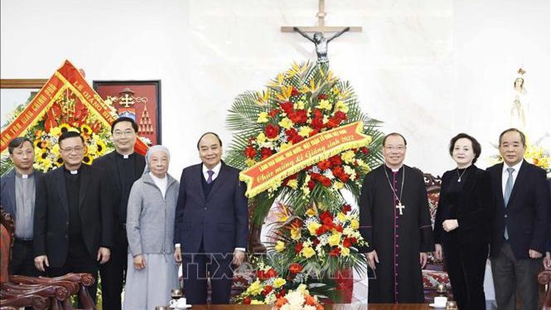 Chủ tịch nước Nguyễn Xuân Phúc tặng hoa chúc mừng Tòa Tổng Giám mục Hà Nội Tổng giáo phận Hà Nội. (Ảnh: Thống Nhất/TTXVN)
