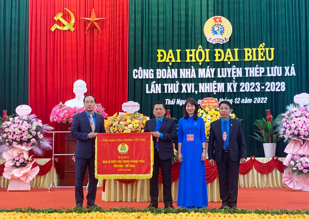 Lãnh đạo Công đoàn Công Thương Việt Nam tặng Cờ thi đua xuất sắc trong phong trào Văn hoá - thể thao năm 2022 cho Công đoàn Nhà máy Luyện thép Lưu Xá