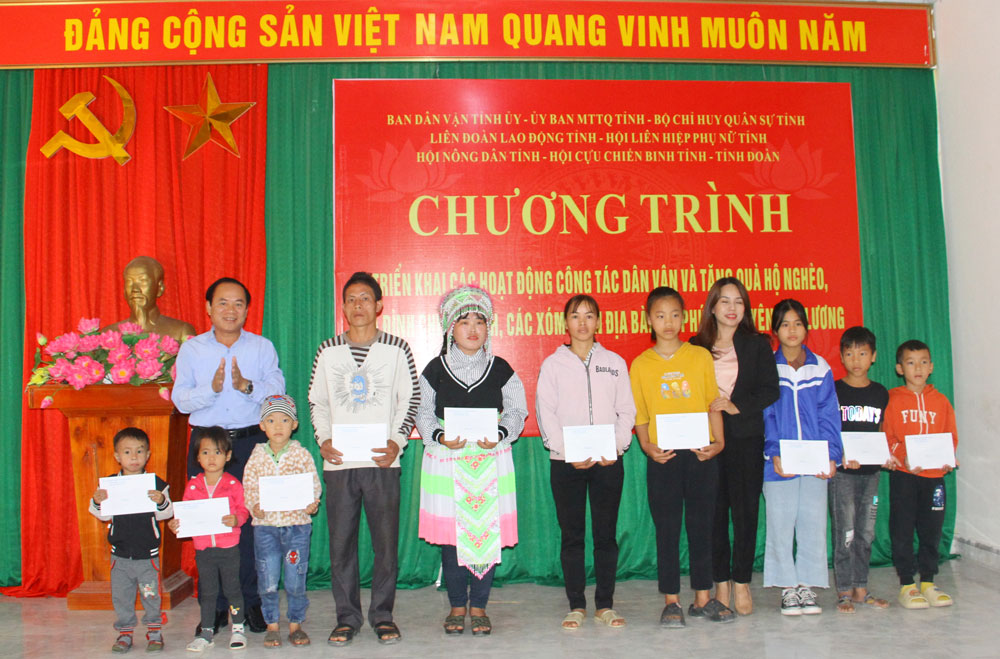 Tháng 11-2022, thực hiện các hoạt động dân vận ở xã Phú Đô (Phú Lương), đại diện lãnh đạo Ban Dân vận Tỉnh uỷ tặng quà cho các học sinh có hoàn cảnh khó khăn trên địa bàn.