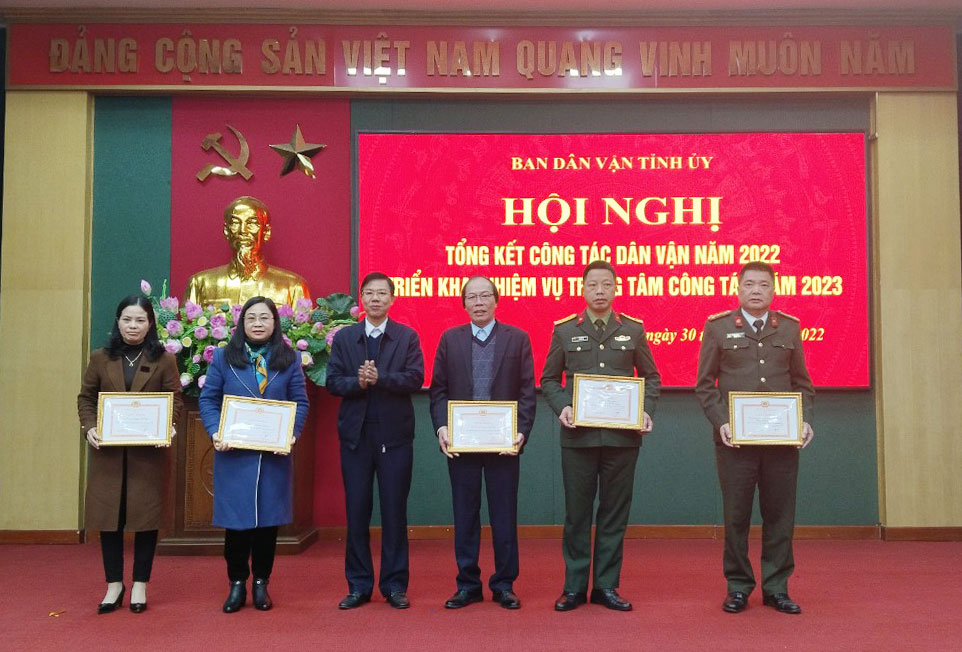 Đồng chí Trưởng Ban Dân vận trao Giấy khen cho các tập thể có nhiều thành tích trong công tác dân vận năm 2022.