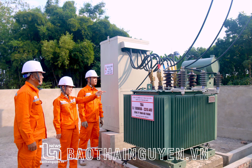 Công nhân PC Thái Nguyên đóng điện TBA đáp ứng nhu cầu phụ tải.