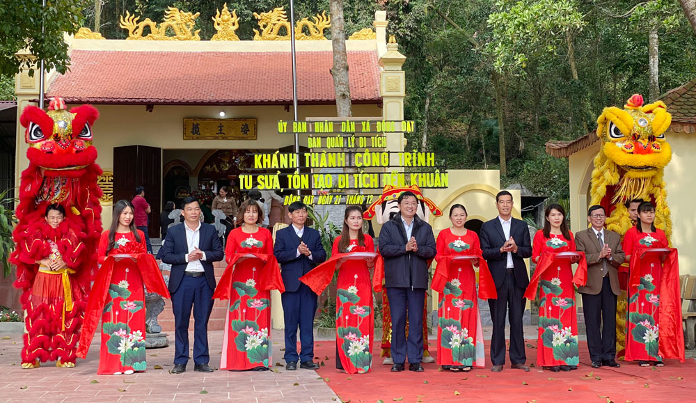 Lãnh đạo Huyện ủy Phú Lương cùng một số phòng, ban, ngành đoàn thể huyện và xã Động Đạt cắt băng khánh thành công trình tu sửa, tôn tạo Đền Khuân