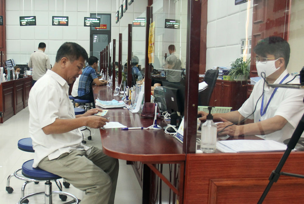 Người dân đến đăng ký giải quyết các TTHC tại Trung tâm Phục vụ hành chính công của tỉnh.