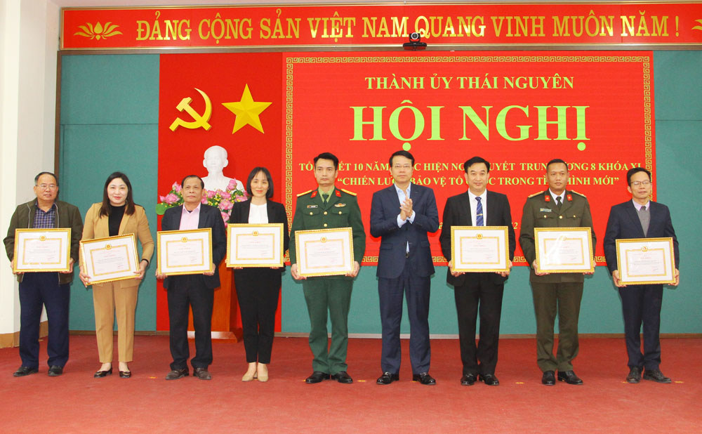 Đồng chí Dương Văn Lượng, Bí thư Thành uỷ Thái Nguyên trao Giấy khen cho các tập thể có thành tích xuất sắc trong 10 năm thực hiện Nghị quyết TW8, khóa XI giai đoạn 2013-2022.