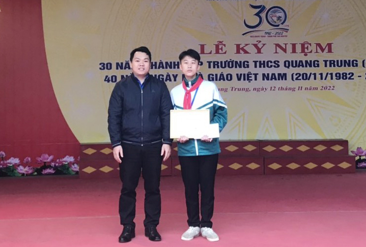 Thường trực Thành đoàn Thái Nguyên tặng giấy khen cho em Dương Minh Đức, học sinh lớp 9A1, Trường THCS Quang Trung.