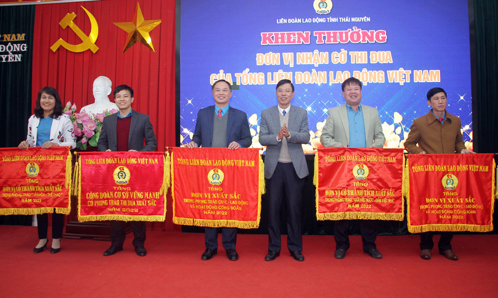 Đồng chí Trưởng Ban Dân vận Tỉnh ủy trao Cờ thi đua của Tổng LĐLĐ Việt Nam cho 5 tập thể.