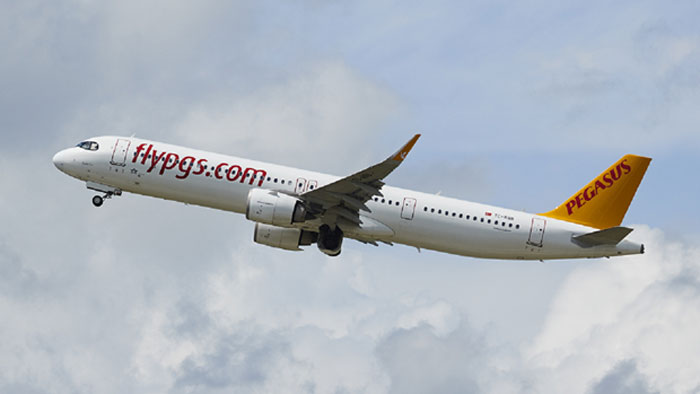 Các hành khách bỏ trốn khi máy bay của hãng hàng không Pegasus Airlines buộc phải hạ cánh khẩn cấp tại Barcelona. (Ảnh: Reuters)
