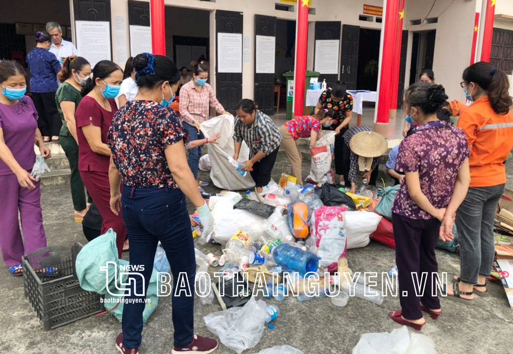 Hội viên phụ nữ tổ dân phố Trung Hòa, thị trấn Hùng Sơn (Đại Từ) thu gom, phân loại rác tại nhà văn hóa.