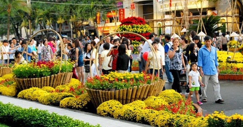 Tết Nguyên Đán là một ngày lễ quan trọng trong văn hoá và lịch sử Việt Nam. Hãy trang trí cho ngôi nhà của mình đón chào ngày Tết vui tươi và rộn ràng. Với những biện pháp và sự đón tiếp đầy yêu thương, chắc chắn rằng ngày Tết này sẽ trở thành một kỷ niệm đáng nhớ.