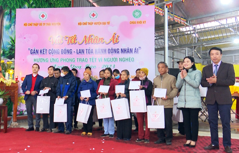 Lãnh đạo TP. Thái Nguyên trao quà cho các hộ có hoàn cảnh khó khăn của huyện Đại Từ tại chương trình vui Tết nhân ái.