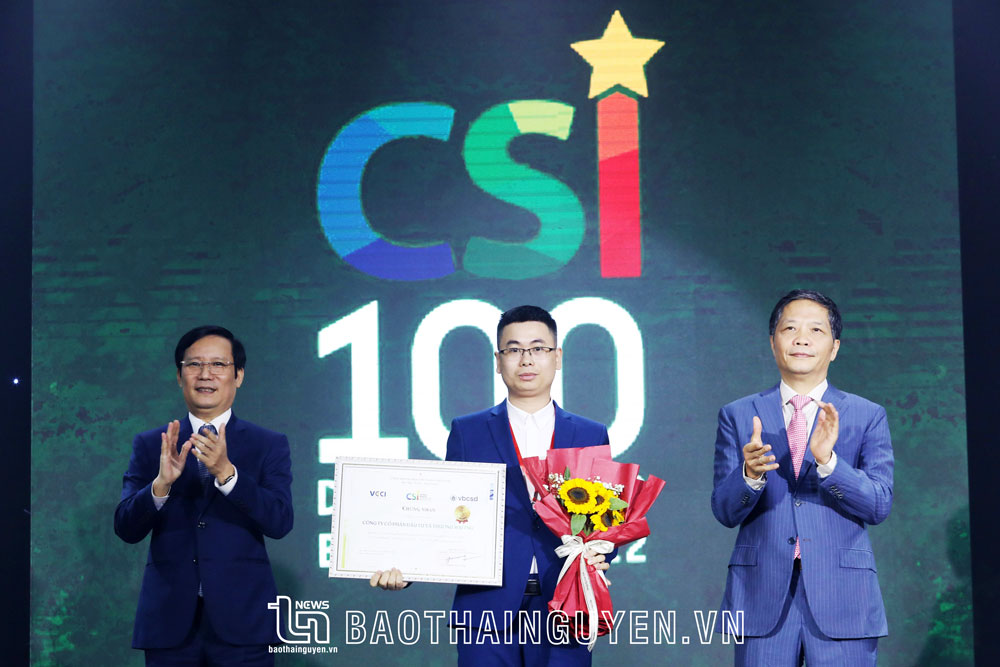 Đại diện Công ty CP Đầu tư và Thương mại TNG nhận giải thưởng “TOP 10 doanh nghiệp bền vững Việt Nam năm 2022”,  lĩnh vực sản xuất (nguồn ảnh: CTV).