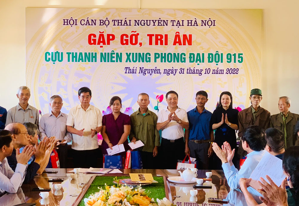 
Hướng tới Kỷ niệm 50 năm ngày hi sinh của 60 TNXP Đại đội 915 ( 24/12/1972-24/12/2022), Hội Cán bộ Thái Nguyên tại Hà Nội đã tổ chức gặp mặt, tặng quà cho các Cựu TNXP và gia đình liệt sĩ Đại đội TNXP 915, 913 thuộc đội TNXP 91 Bắc Thái (ảnh CTV)