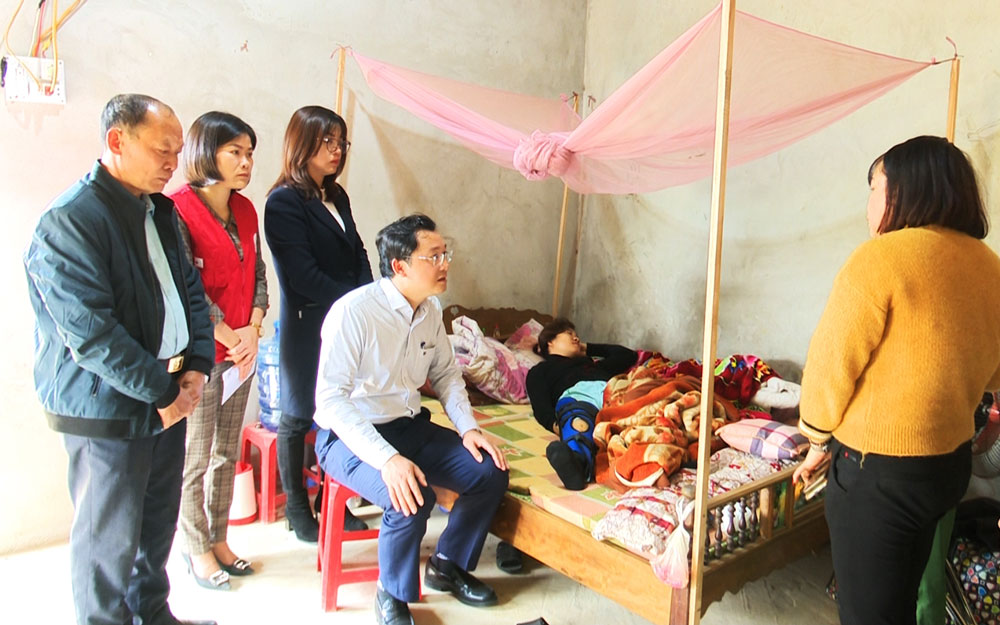 Lãnh đạo huyện Phú Lương thăm hỏi sức khỏe của chị Nguyễn Thị Chín.