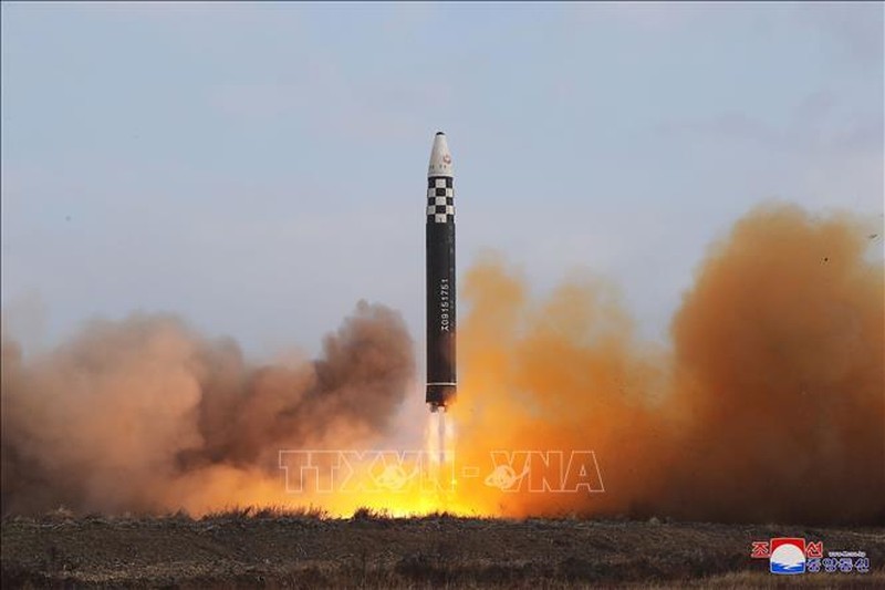 Vụ phóng tên lửa đạn đạo xuyên lục địa (ICBM) Hwasong Gun 17 của Triều Tiên ngày 18/11/2022. (Ảnh tư liệu: AFP/TTXVN)