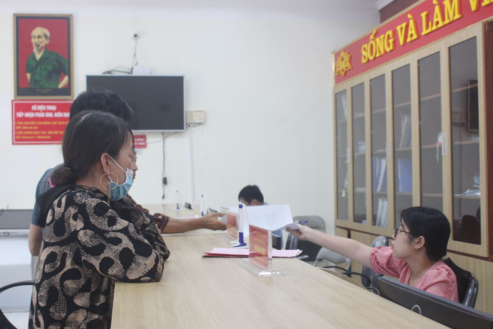 Người dân đến làm thủ tục hành chính tại Bộ phận tiếp nhận và trả kết quả (bộ phận một cửa) phường Bách Quang (T.P Sông Công)