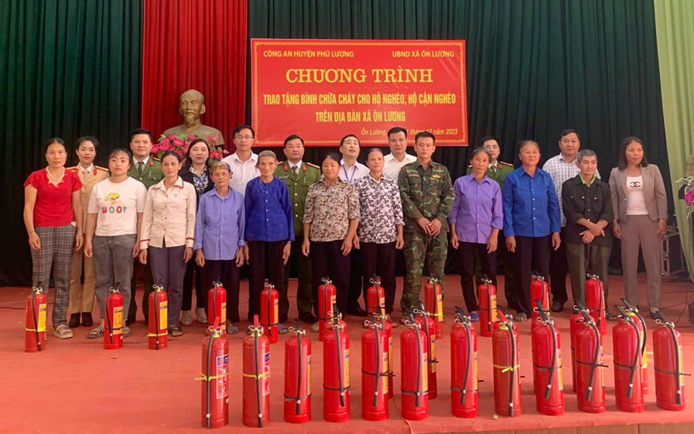 Các hộ nghèo xã Ôn Lương nhận bình chữa cháy.