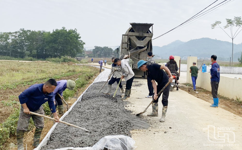 Phong trào “Thái Nguyên chung sức xây dựng nông thôn mới” được các địa phương trong tỉnh triển khai với nhiều các làm sáng tạo, thu được hiệu quả thiết thực. Trong ảnh: Người dân xã Văn Yên (Đại Từ) mở rộng đường giao thông nông thôn.