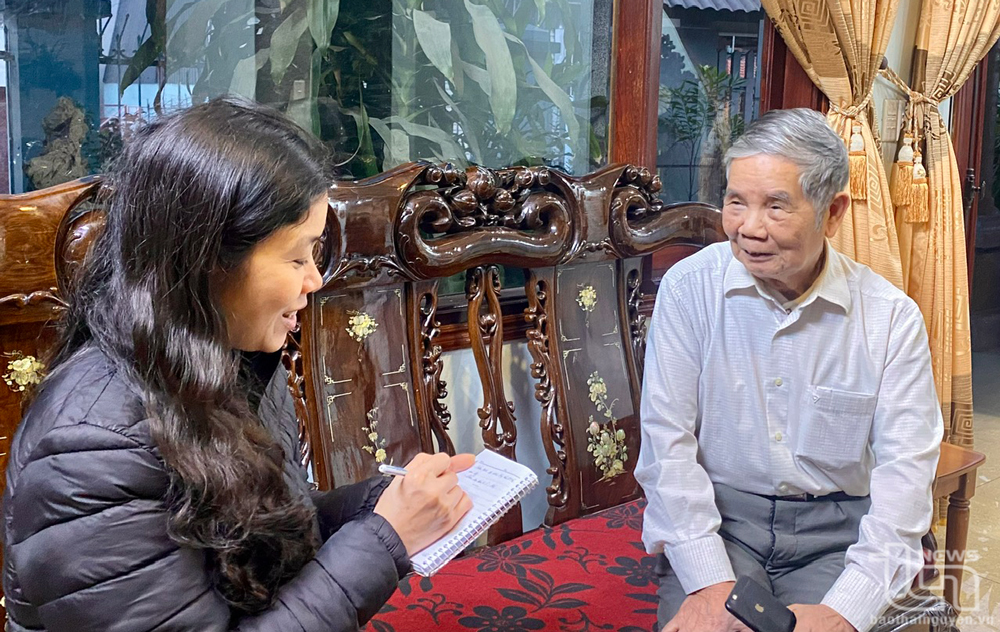 Ông Hoàng Nghĩa Lễ chia sẻ với phóng viên Báo Thái Nguyên về kỷ niệm lần được gặp Bác Hồ.