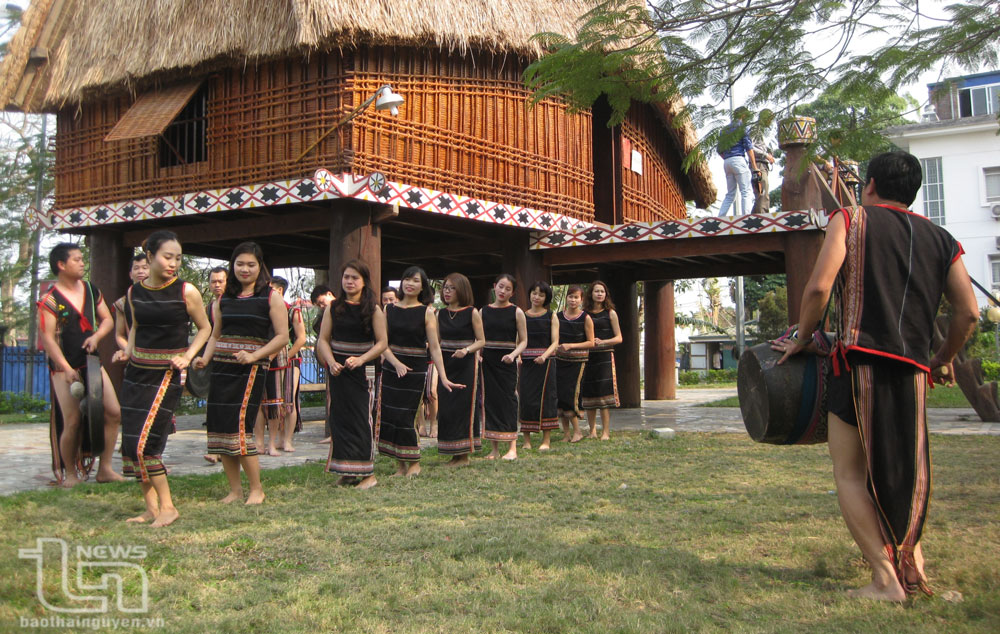 Biểu diễn múa cồng chiêng tại khu trưng bày “Không gian văn hóa vùng Trường Sơn - Tây Nguyên”.