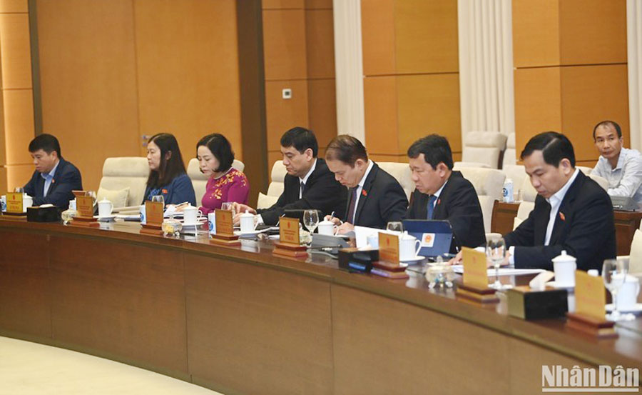 Các Ủy viên Ủy ban Thường vụ Quốc hội dự Phiên họp.