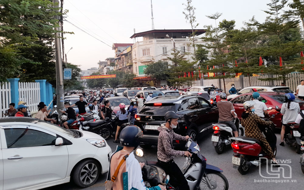 Cảnh lộn xộn, tắc nghẽn cục bộ trước một cổng trường học trên địa bàn TP. Thái Nguyên giờ đón học sinh.