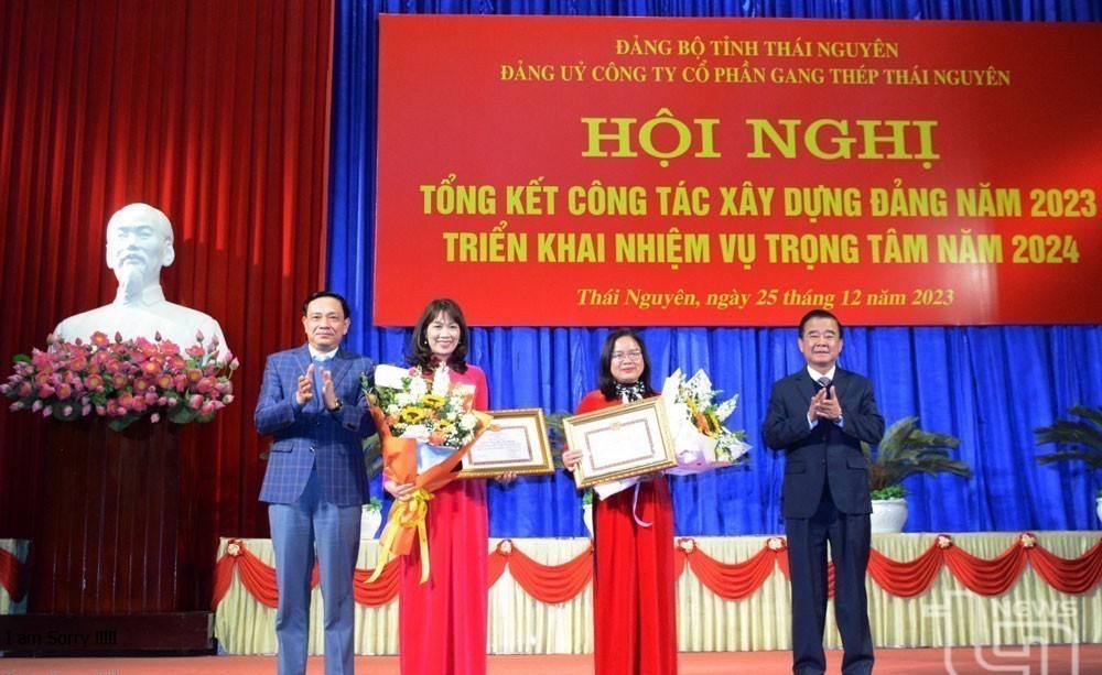 Đồng chí Phạm Văn Thọ và đồng chí Đỗ Đức Công trao Bằng khen của Ban Thường vụ Tỉnh ủy cho các đảng viên hoàn thành xuất sắc nhiệm vụ 5 năm liên tục.