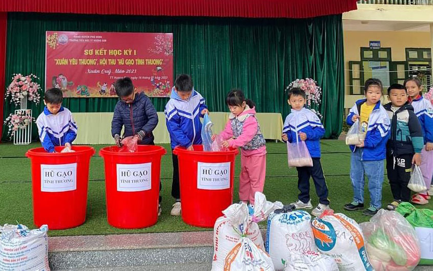 Học sinh Trường Tiểu học Hương Sơn tham gia ủng hộ Hũ gạo tình thương.